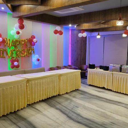 V Square Airport Hotel Lucknow Bagian luar foto