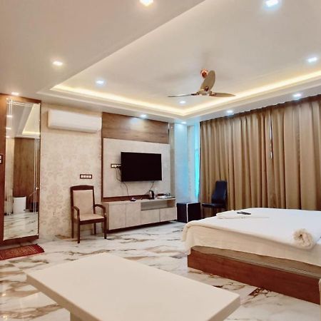 V Square Airport Hotel Lucknow Bagian luar foto