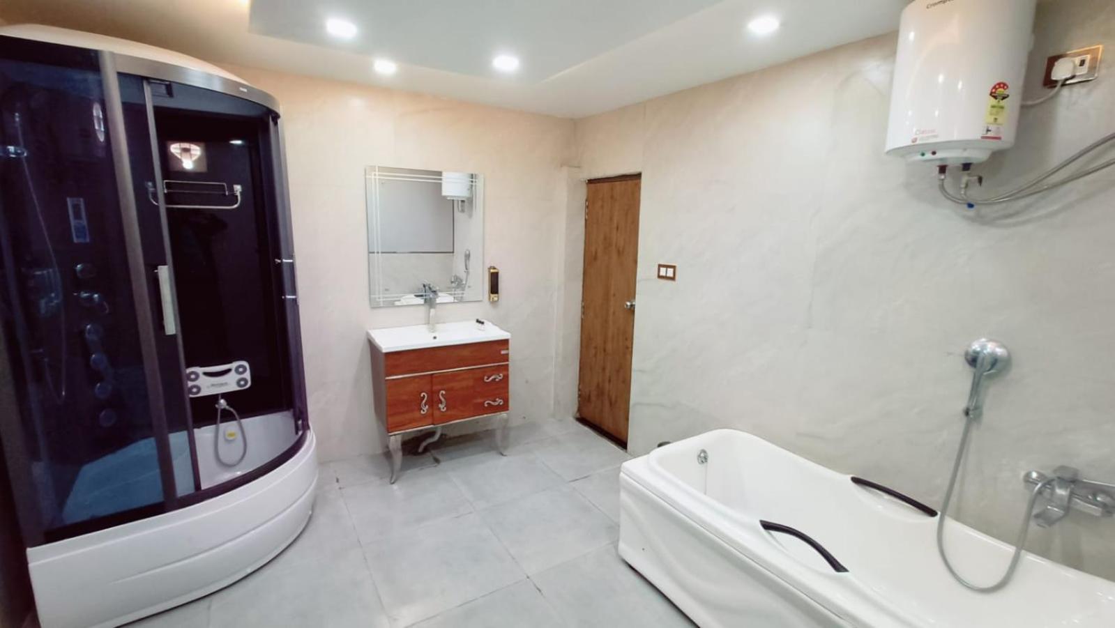 V Square Airport Hotel Lucknow Bagian luar foto