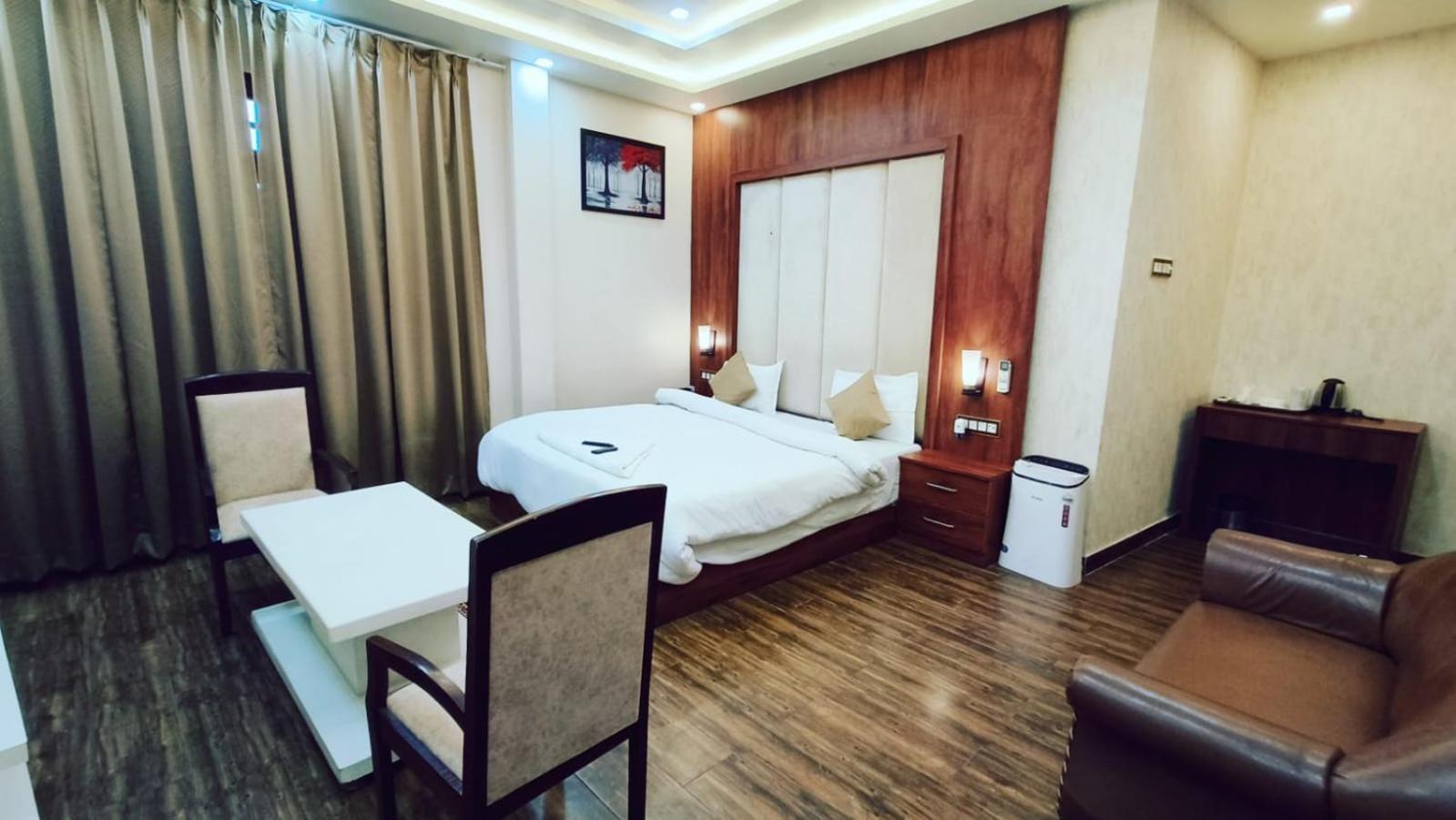 V Square Airport Hotel Lucknow Bagian luar foto