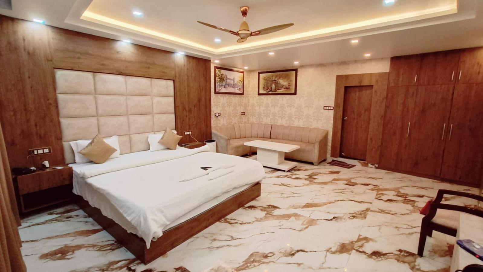 V Square Airport Hotel Lucknow Bagian luar foto