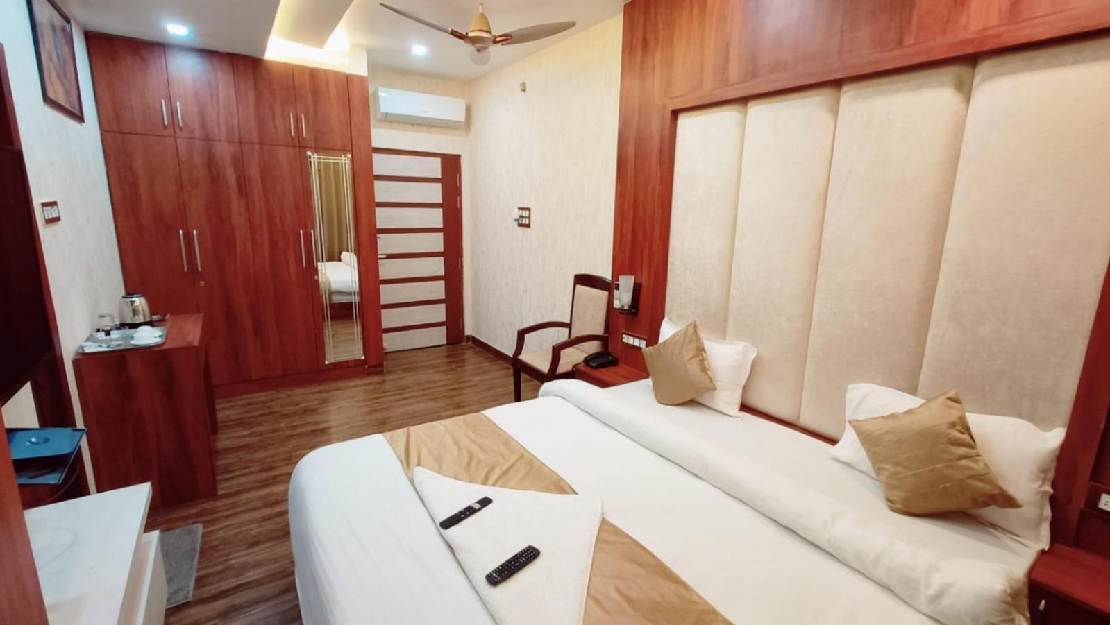 V Square Airport Hotel Lucknow Bagian luar foto