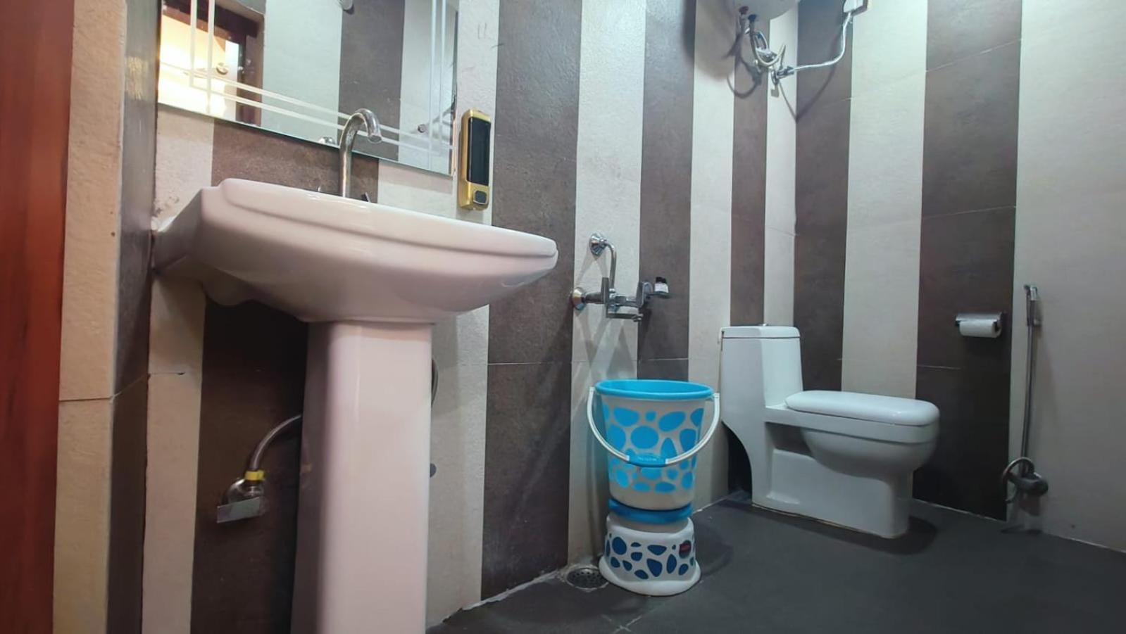V Square Airport Hotel Lucknow Bagian luar foto