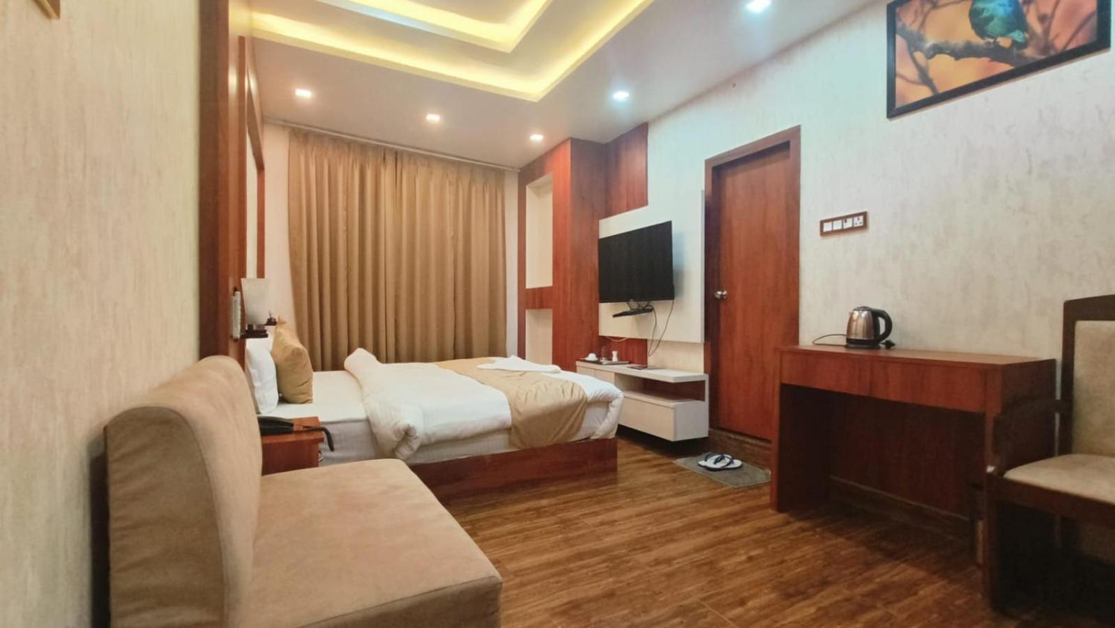 V Square Airport Hotel Lucknow Bagian luar foto