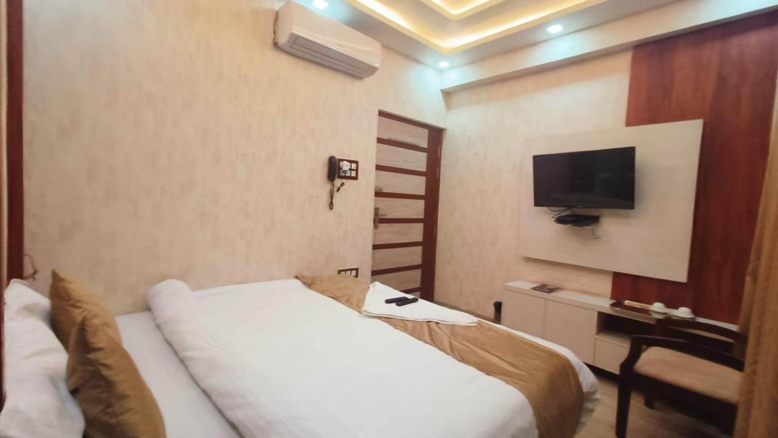 V Square Airport Hotel Lucknow Bagian luar foto