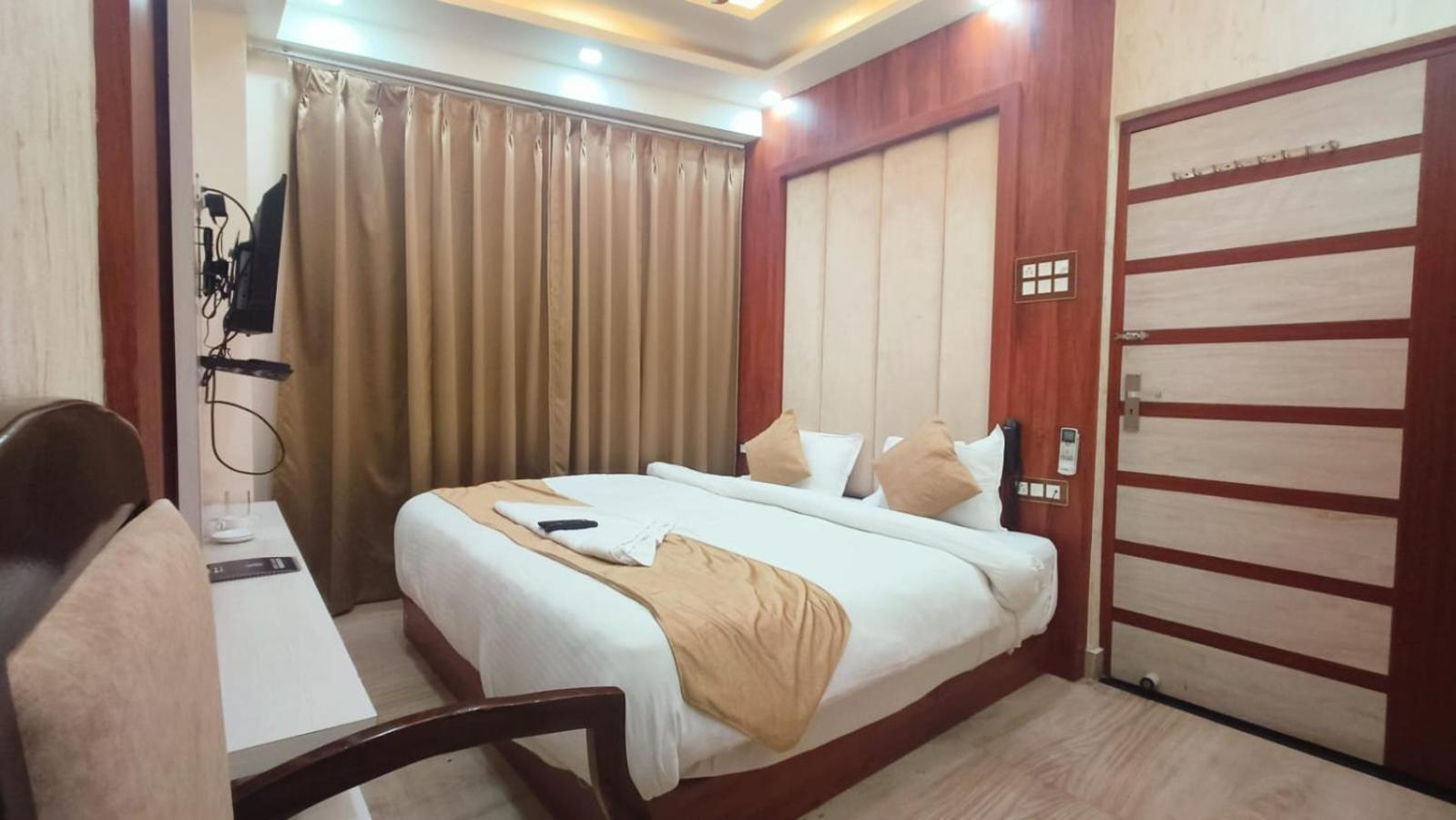 V Square Airport Hotel Lucknow Bagian luar foto