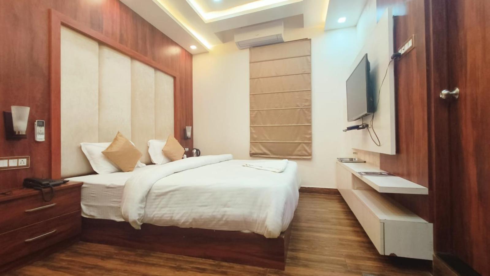 V Square Airport Hotel Lucknow Bagian luar foto