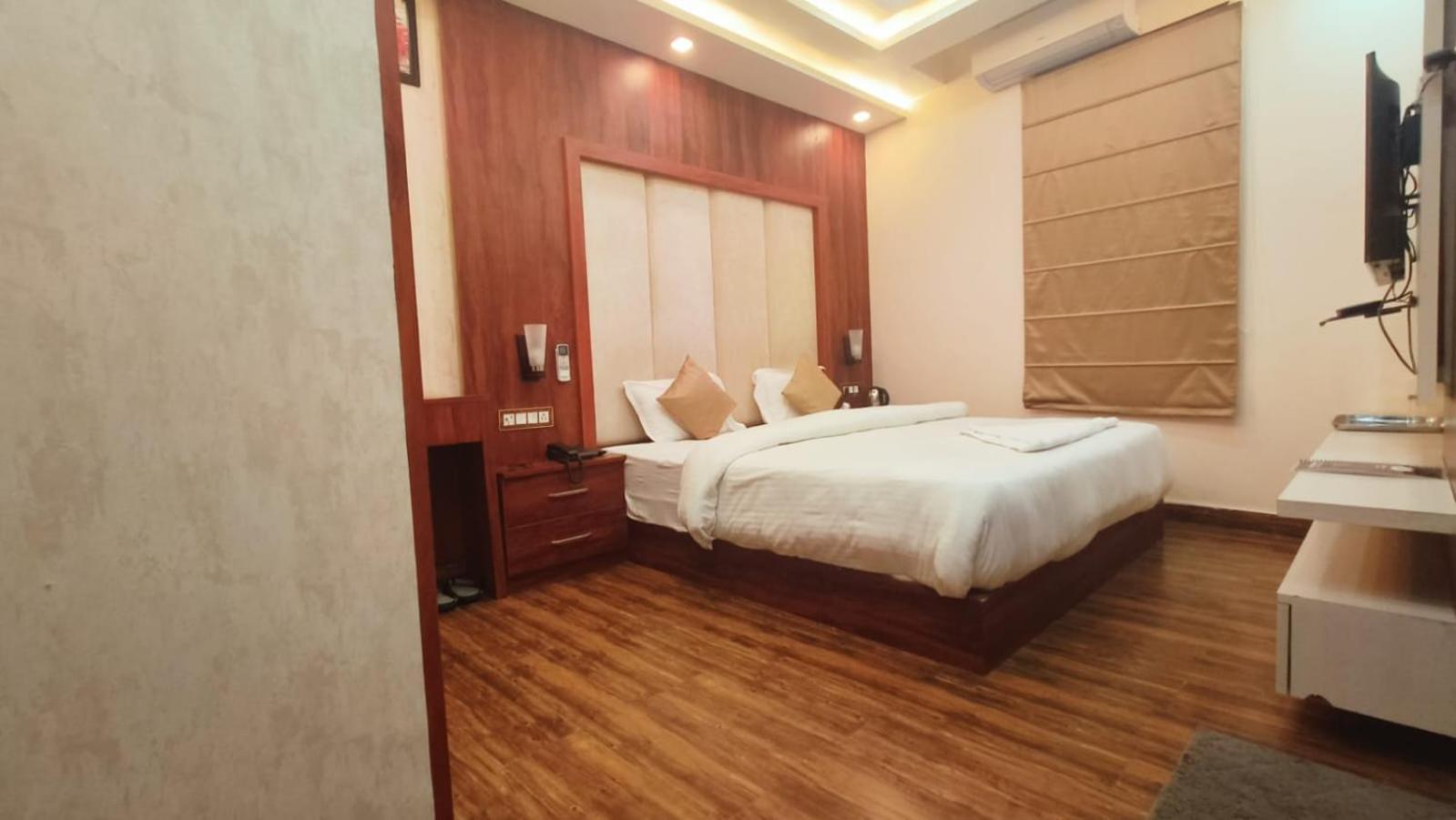 V Square Airport Hotel Lucknow Bagian luar foto
