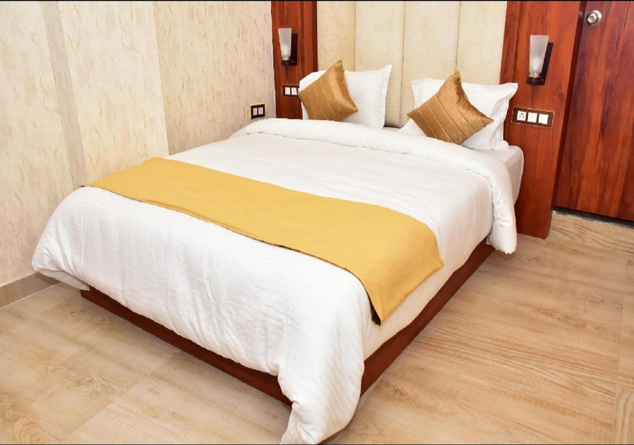 V Square Airport Hotel Lucknow Bagian luar foto