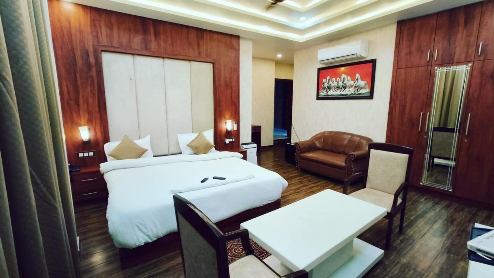 V Square Airport Hotel Lucknow Bagian luar foto
