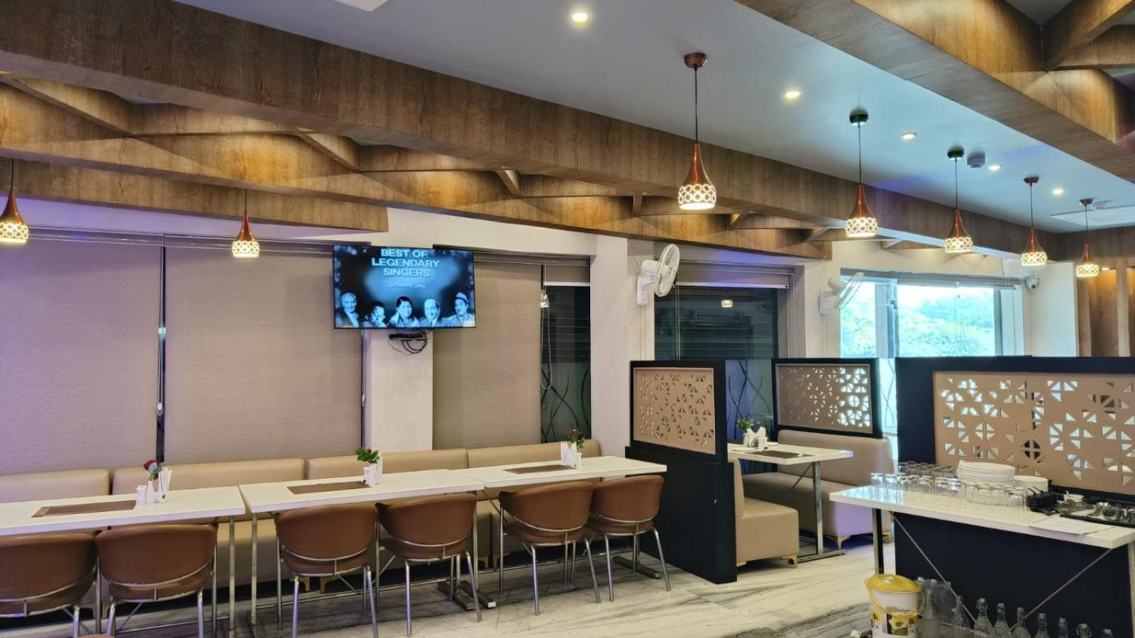 V Square Airport Hotel Lucknow Bagian luar foto